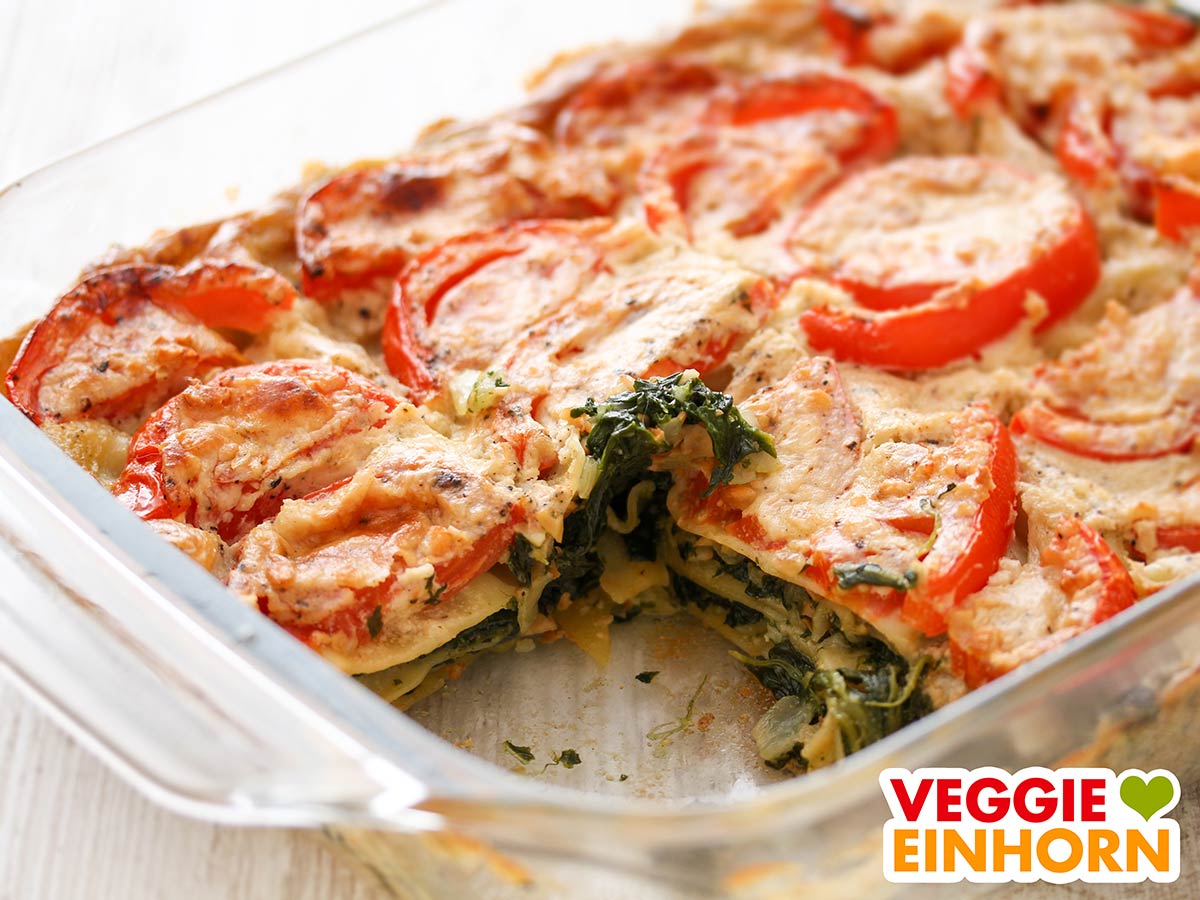 Vegane Spinatlasagne mit Tomaten