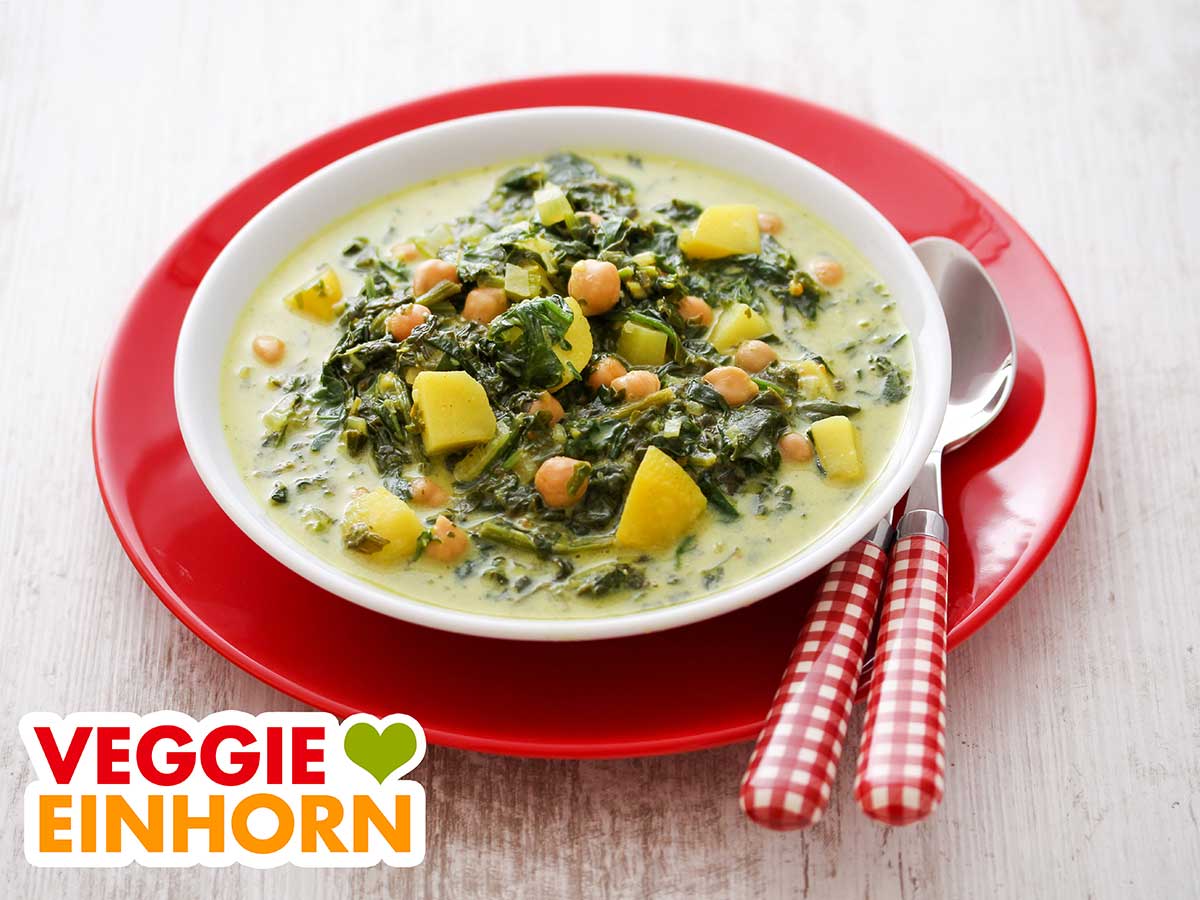 Vegane Kartoffel Spinat Suppe Vegane Spinatsuppe mit Kichererbsen serviert auf einem Teller