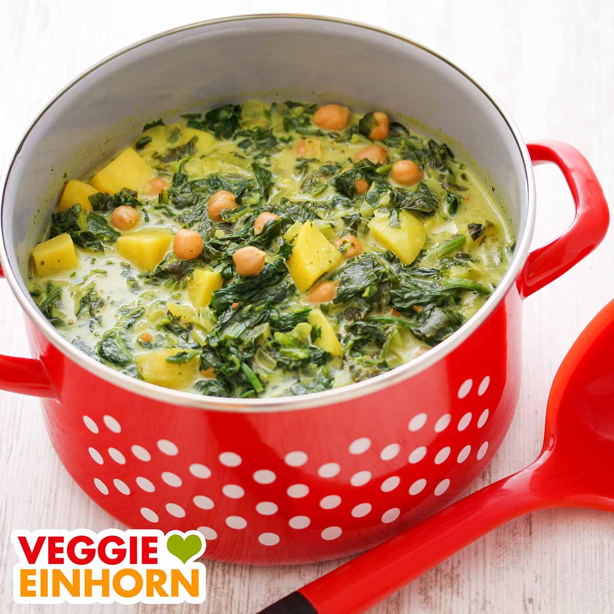 Vegane Spinatsuppe mit Kokosmilch in einem Kochtopf