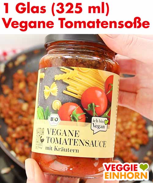 Ein Glas mit veganer Tomatensoße Ein Glas mit veganer Tomatensoße