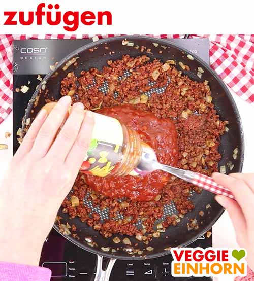 Vegane Tomatensoße aus dem Glas in die Pfanne geben Vegane Tomatensoße aus dem Glas in die Pfanne geben