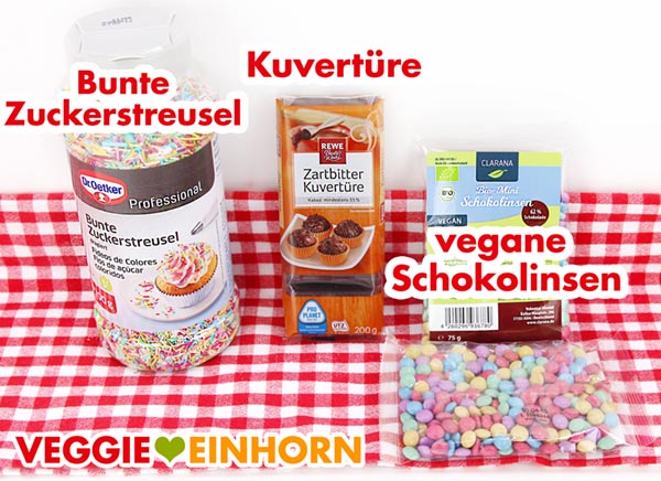 Vegan backen mit bunten Zuckerstreuseln und Schokolinsen zur Deko Vegane bunte Zuckerstreusel, Zartbitter Kuvertüre, vegane Schokolinsen