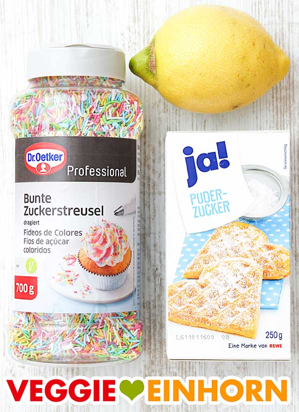 Bunte Streusel für den Kindergeburtstagskuchen Vegane Zuckerstreusel von Dr. Oetker, eine Zitrone und Puderzucker