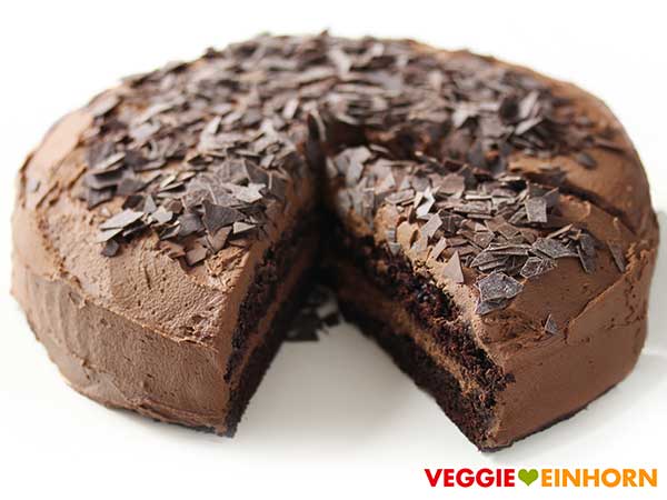 Vegane einfache Schokotorte auf einer Tortenplatte