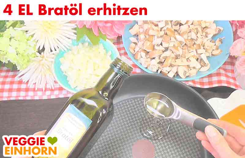 Öl wird in die Pfanne gegeben.
