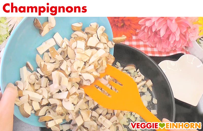 Die Champignonwürfel werden in die Pfanne gegeben.