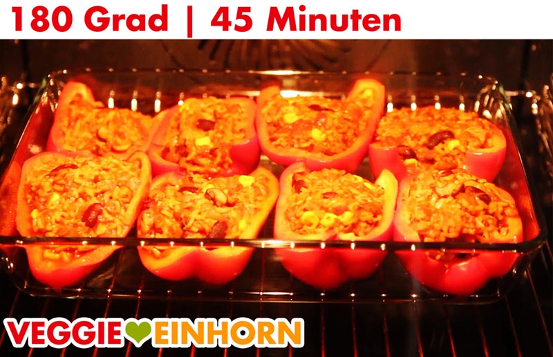 Die gefüllten Paprika werden im Ofen gebacken.