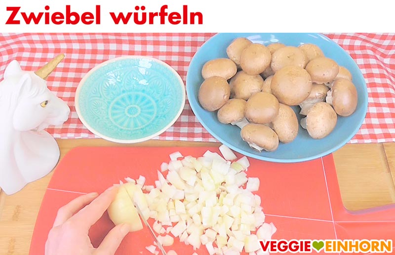 Zwiebel würfeln.