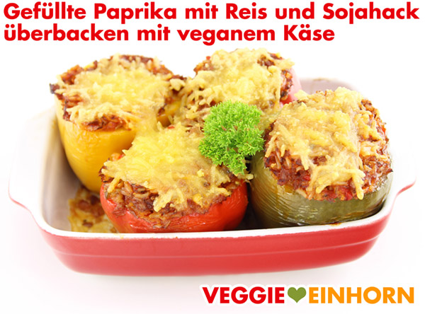 Überbackene vegane gefüllte Paprika mit Reis und Sojahack
