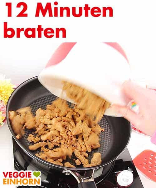 Veganes Hähnchen in der Pfanne braten Veganes Hähnchen in der Pfanne braten
