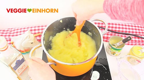 Kartoffelbrei stampfen mit Kartoffelstampfer
