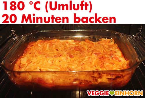 Den veganen Auflauf 20 Minuten backen. Veganer Nudelauflauf mit Cashewsoße im Backofen