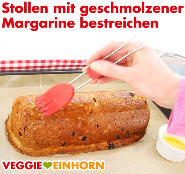 Den noch warmen Stollen mit flüssiger veganer Margarine bestreichen Stollen mit veganer Margarine bestreichen