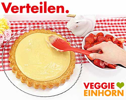 Vanillepudding auf dem veganen Obstkuchenboden verteilen. Vanillepudding auf dem veganen Obstkuchenboden verteilen.