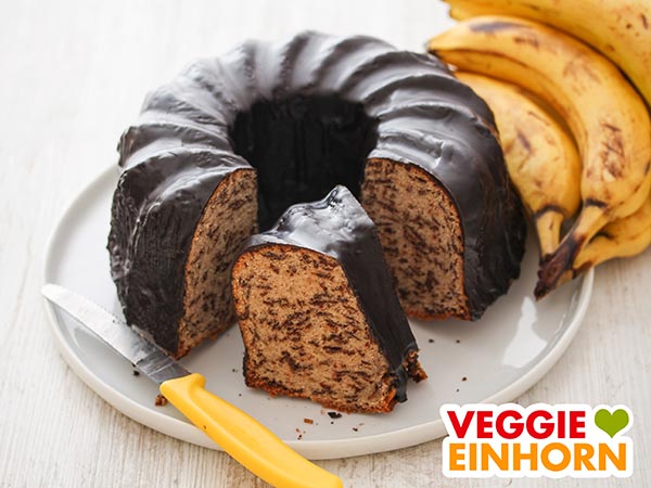 Veganer Bananenkuchen mit Schokoladenglasur Veganer Bananenkuchen überzogen mit Schokoglasur