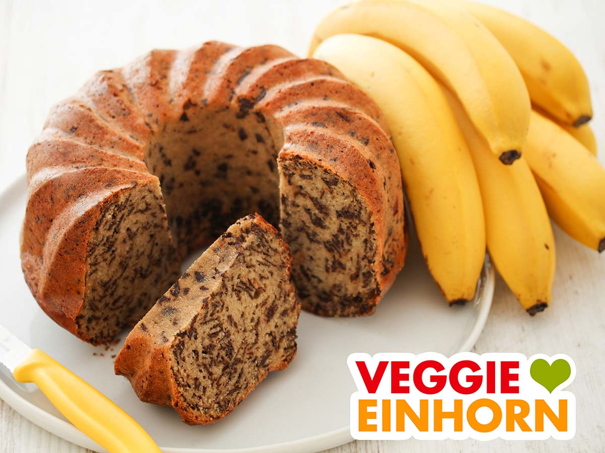 Veganer Bananenkuchen und Bananen auf einem Teller