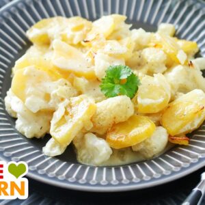 Veganer Blumenkohlauflauf mit Kartoffeln auf einem Teller