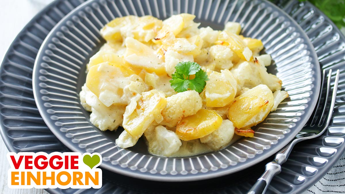Veganer Blumenkohlauflauf mit Kartoffeln auf einem Teller
