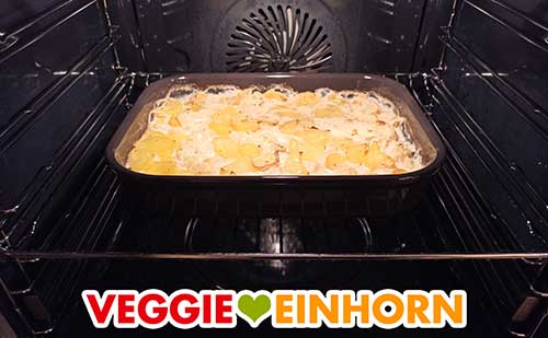 Der vegane Blumenkohl Kartoffel Auflauf backt im Backofen. Der vegane Blumenkohlauflauf im Ofen