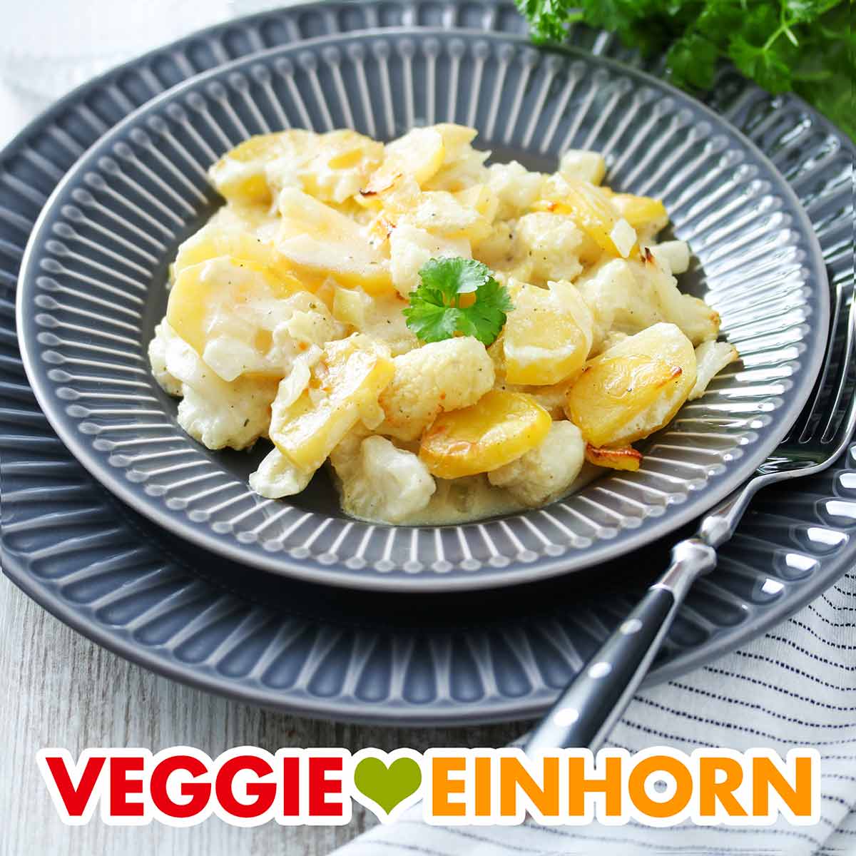 Veganer Blumenkohlauflauf auf einem Teller
