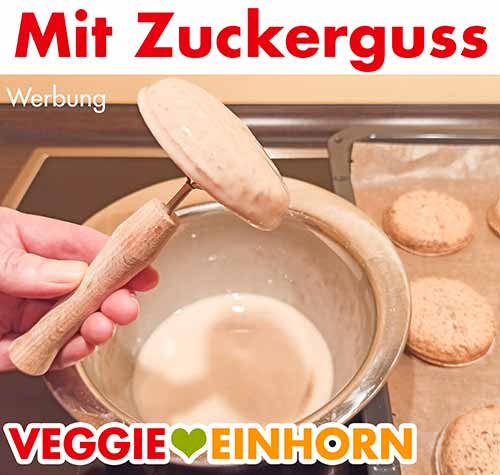 Die Glasur abtropfen lassen Der mit Zuckerguss glasierte Elisenlebkuchen tropft ab.