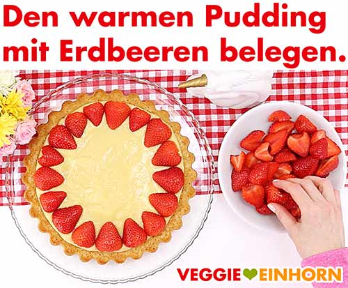 Pudding noch warm mit halbierten Erdbeeren belegen. Pudding noch warm mit halbierten Erdbeeren belegen.