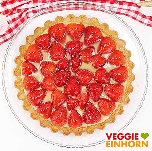 Veganer Erdbeerkuchen mit Pudding und fertigem Tortenguss Veganer Erdbeerkuchen mit Pudding und fertigem Tortenguss