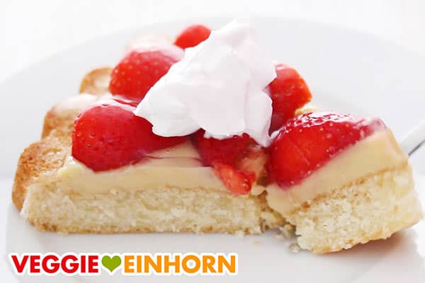 Veganer Erdbeerkuchen mit Vanillepudding und Schlagsahne