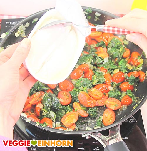 Veganen Frischkäse in die Pfanne geben
