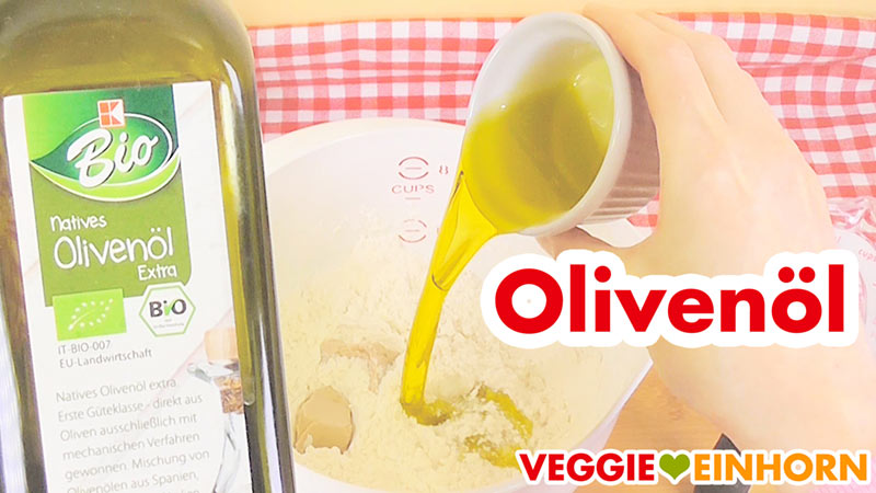 Olivenöl zum Hefeteig zufügen
