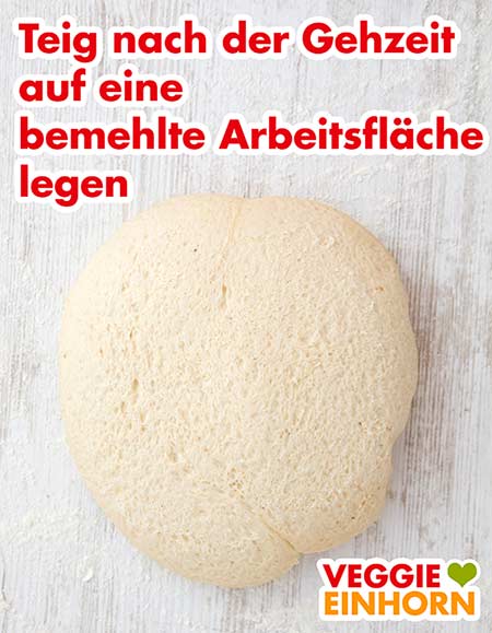 Veganer Hefeteig auf einer bemehlten Arbeitsfläche
