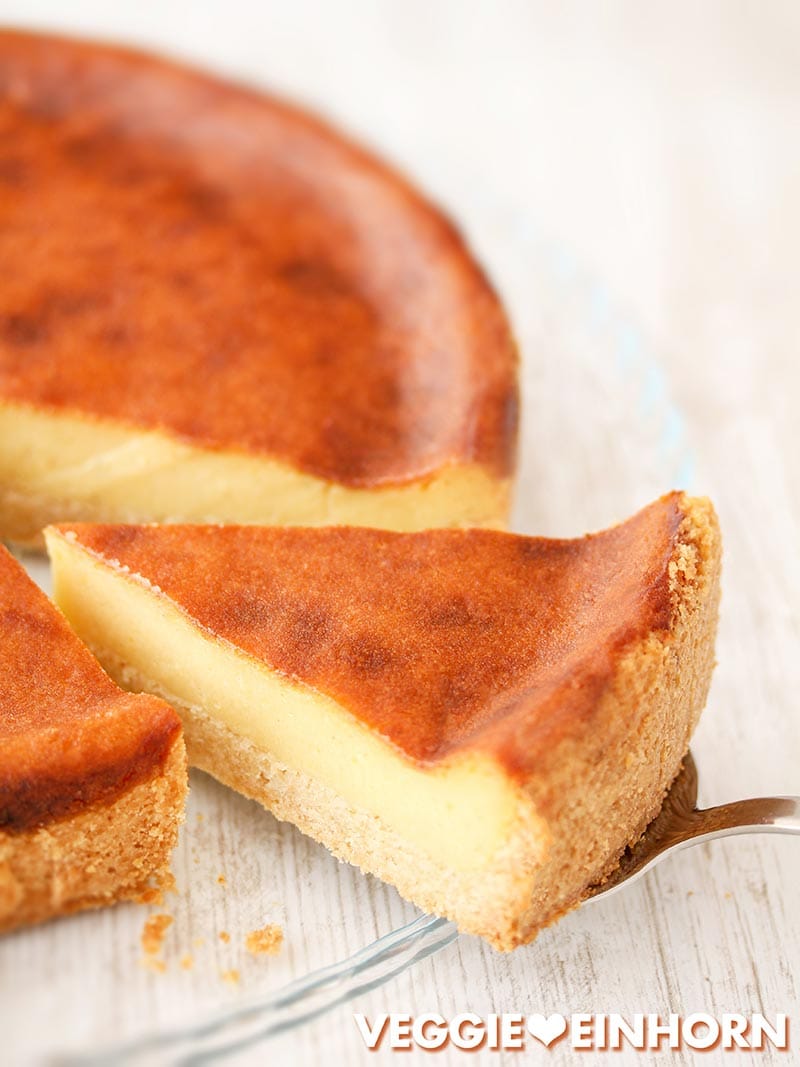Der beste vegane Käsekuchen auf einem Kuchenheber Veganer Käsekuchen mit Alpro Skyr
