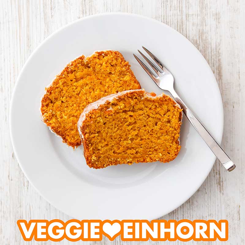 Zwei Stück Karotten Kokos Kuchen auf einem Teller