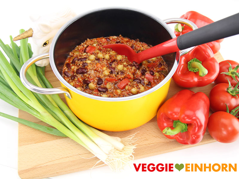 Veganer Eintopf mit Quinoa, Kichererbsen und Bohnen
