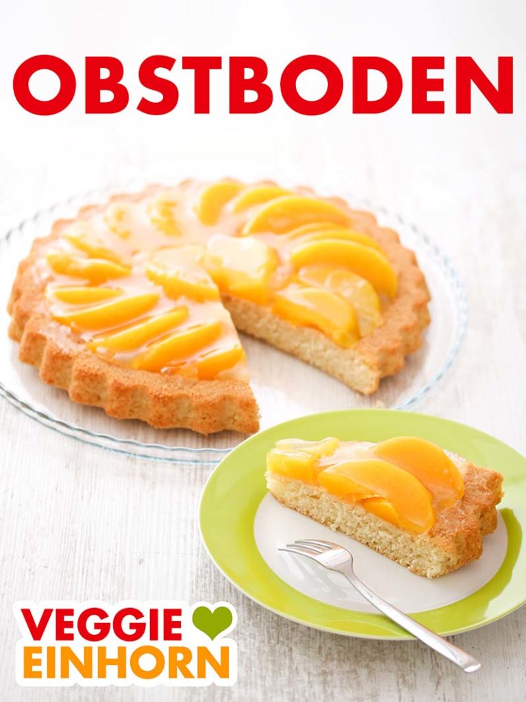 Der Obstkuchenboden ist mit Pfirsichen aus der Dose belegt