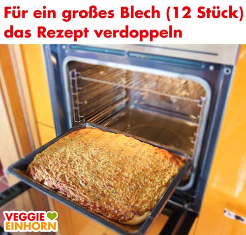 Großes Blech Lauchkuchen im Ofen