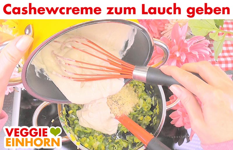 Cashewcreme zur Lauch-Masse geben