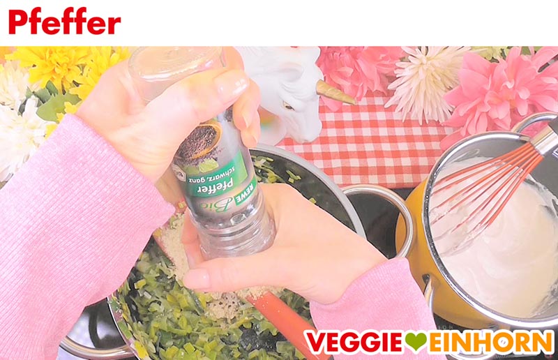 Lauchmasse abschmecken mit Pfeffer