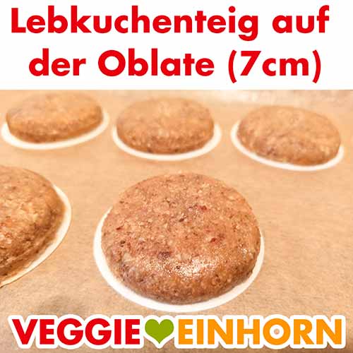Elisenlebkuchen ohne Ei vor dem Backen Die veganen Nürnberger Lebkuchen liegen auf dem Backpapier