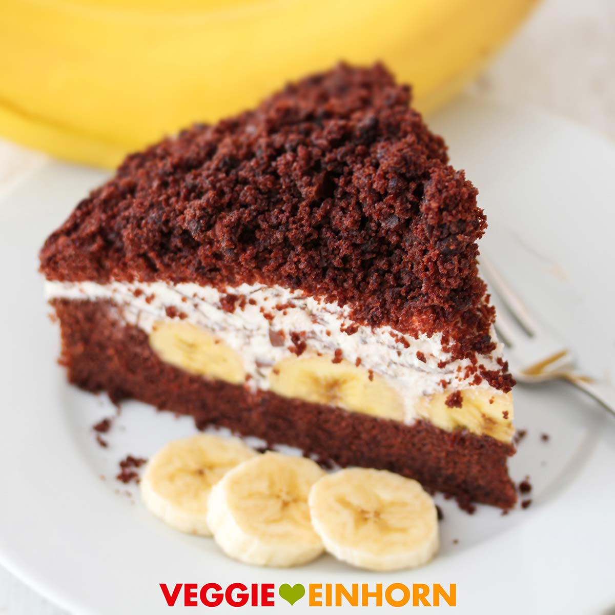 Veganer Maulwurkuchen serviert auf einem Kuchenteller