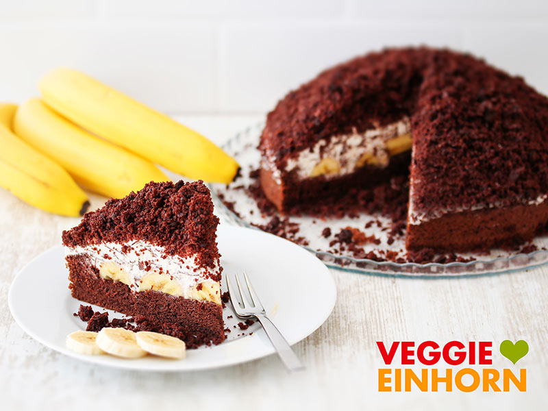 Angeschnittener veganer Maulwurfkuchen