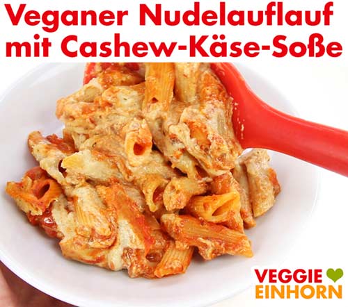 Servieren des Auflaufs Der vegane Nudelauflauf wird auf einen Teller gegeben.