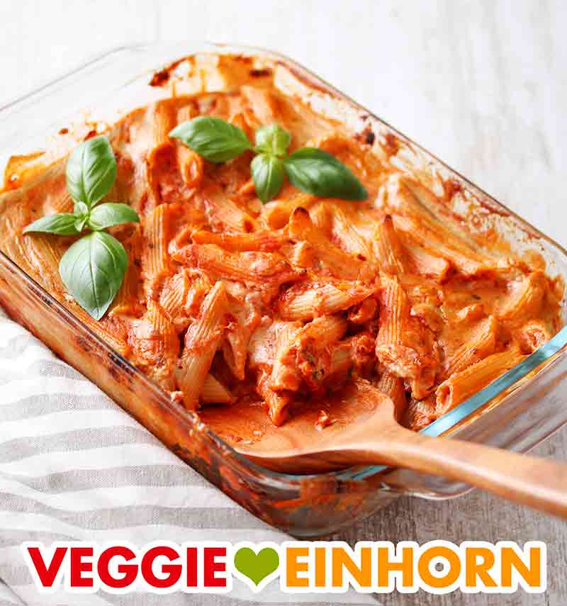 Der vegane Nudelauflauf ist fertig. Fertig gebackener veganer Nudelauflauf mit Cashew-Käsesoße