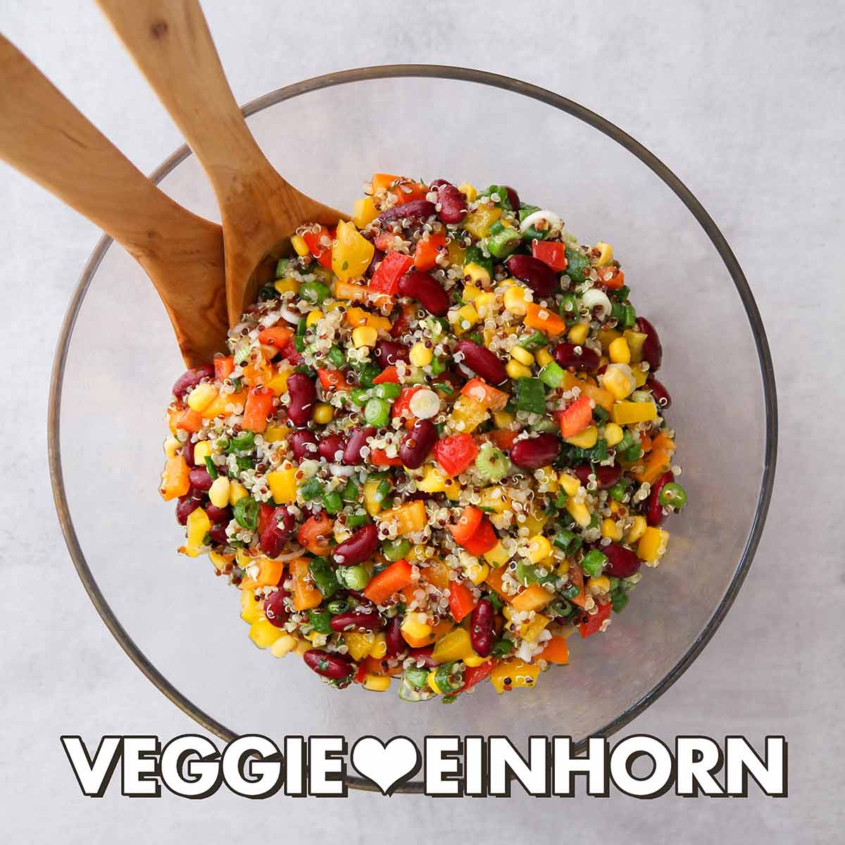Mexikanischer Quinoa Salat Veganer Quinoa Salat mit Paprika, Mais und Kidneybohnen
