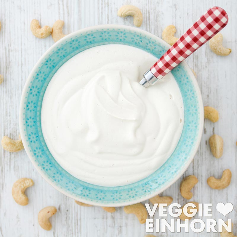 Veganer Schmand Ersatz Eine Schale mit veganem Sauerrahm aus Cashews
