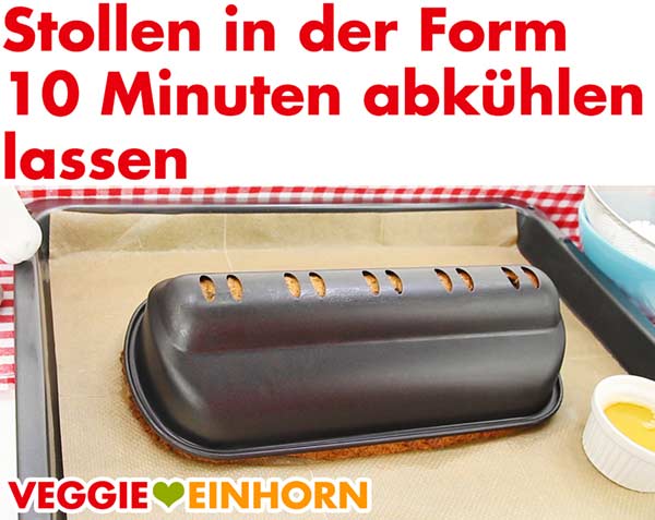 Stollen 10 Minuten in der Stollenform abkühlen lassen Stollen 10 Minuten in der Stollenform abkühlen lassen