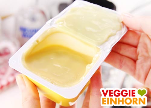 Veganer Vanillepudding von Alpro im Becher.