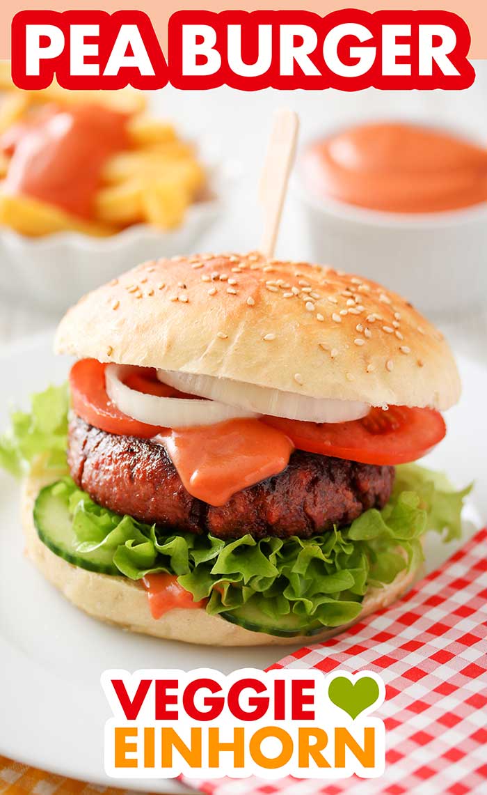 Veganer Burger mit Vossko Pea Burger Patties Der Pea Burger Patty in einem Burgerbrötchen mit Burgersoße