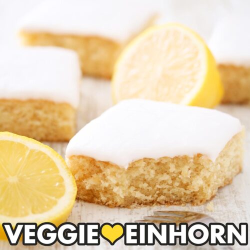 Vier Stücke veganer Zitronen-Blechkuchen mit Zuckerguss