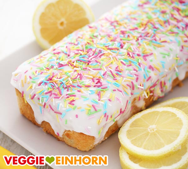 Veganer Zitronenkuchen mit bunten Zuckerstreuseln dekoriert